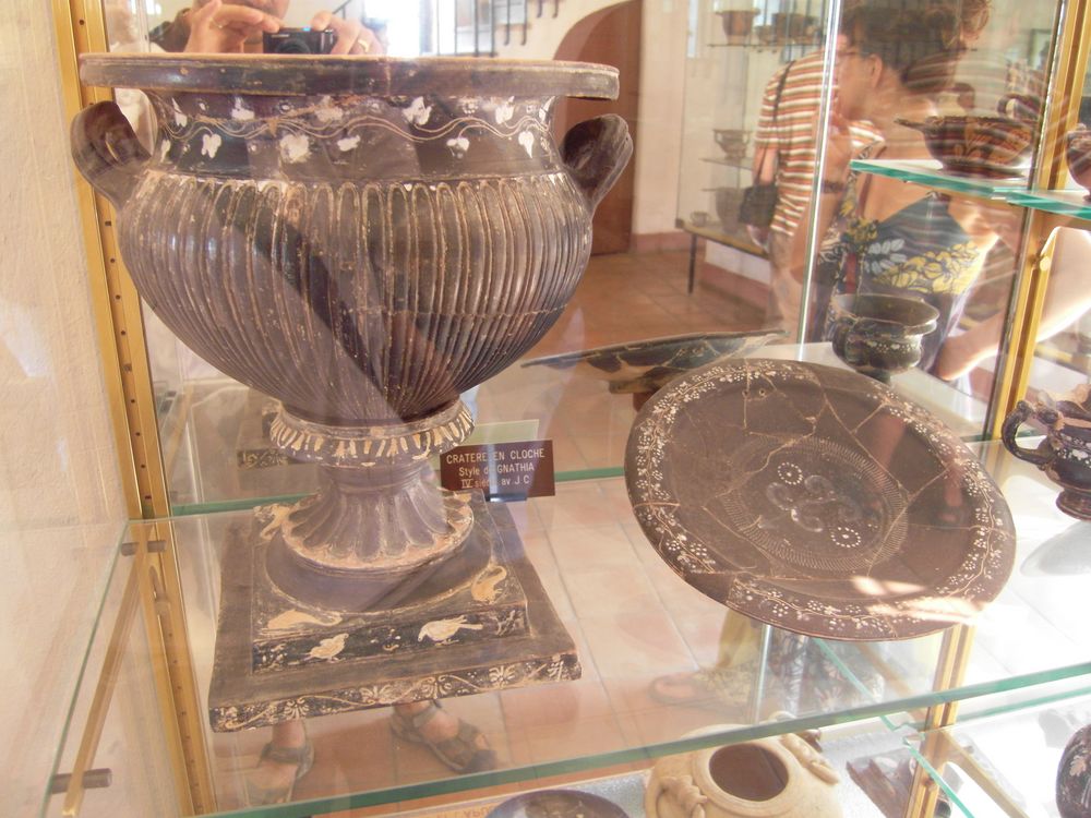 019 - Vases coupes et objets quotidiens - Aleria - Corse.JPG